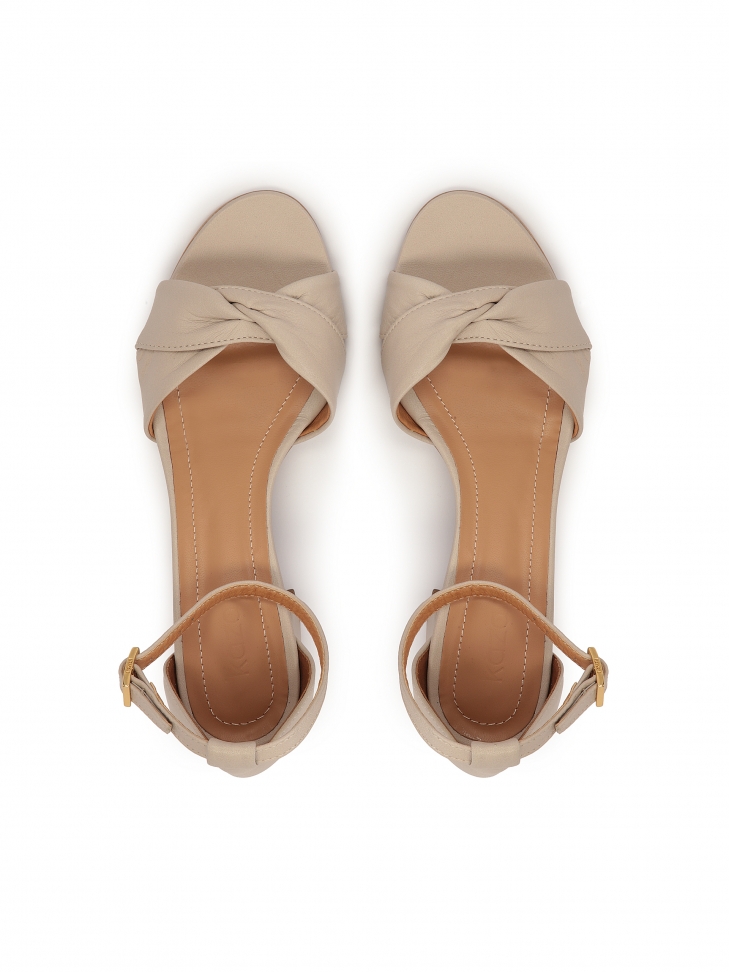 Ponadczasowe skórzane sandały z zaytą piętą