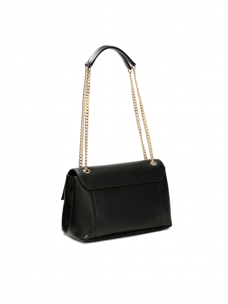 Czarna torebka z przeęcanym zapięciem