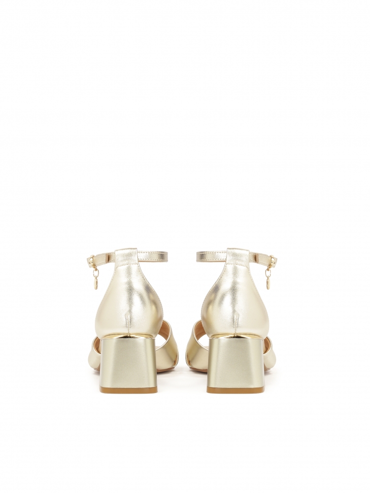 Klasyczne sandały na niskim słupku w otym kolorze