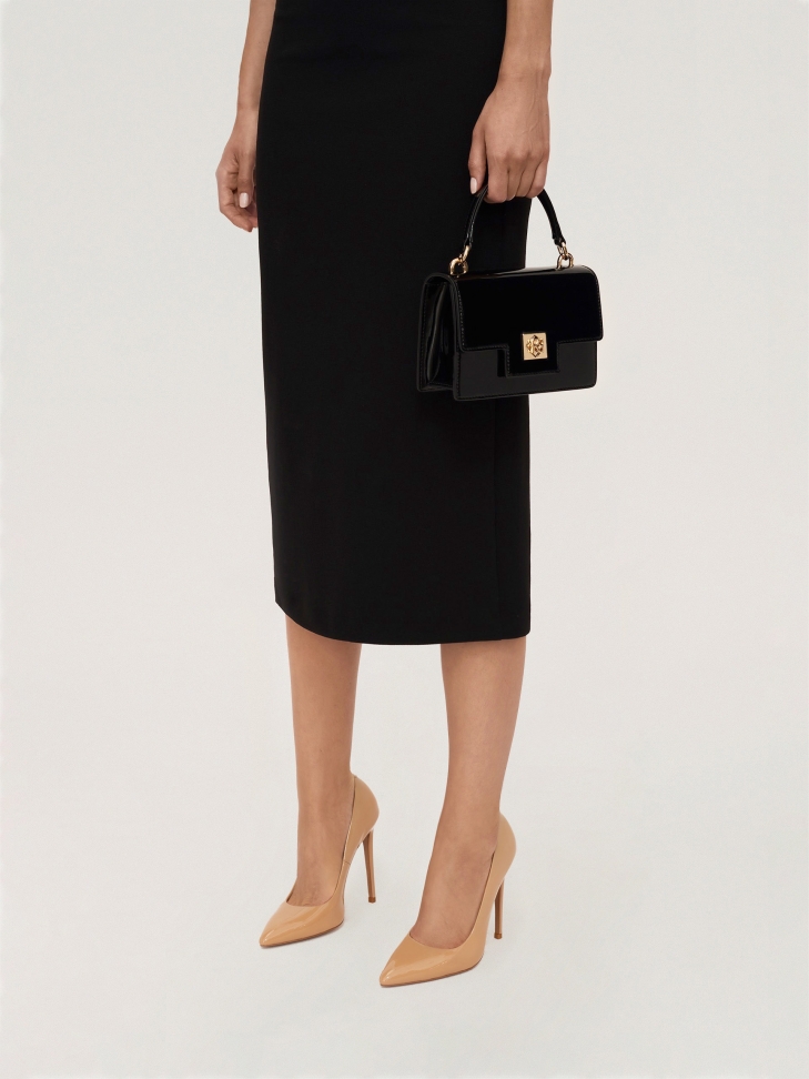 Klasyczne beżowe czółenka z lakierowanej skóry