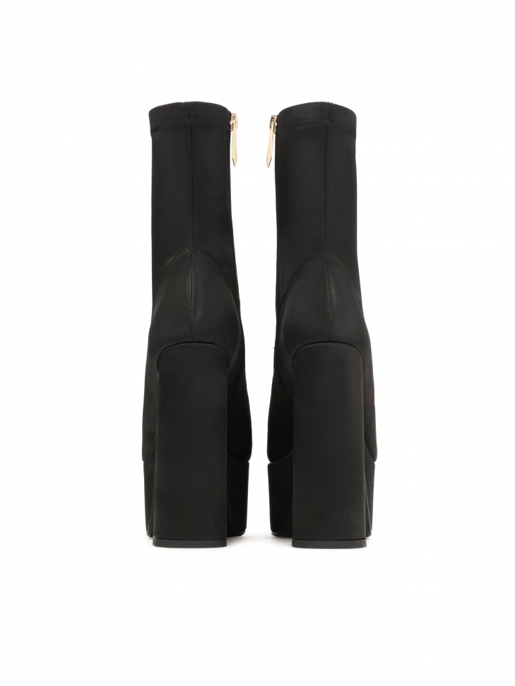 Czarne botki damskie na stylowej platformie i słupkowym obcasie