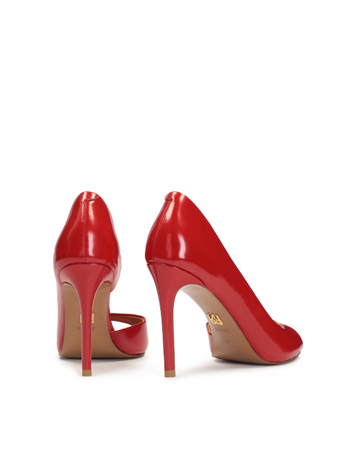 Czerwone czółenka z odytymi palcami