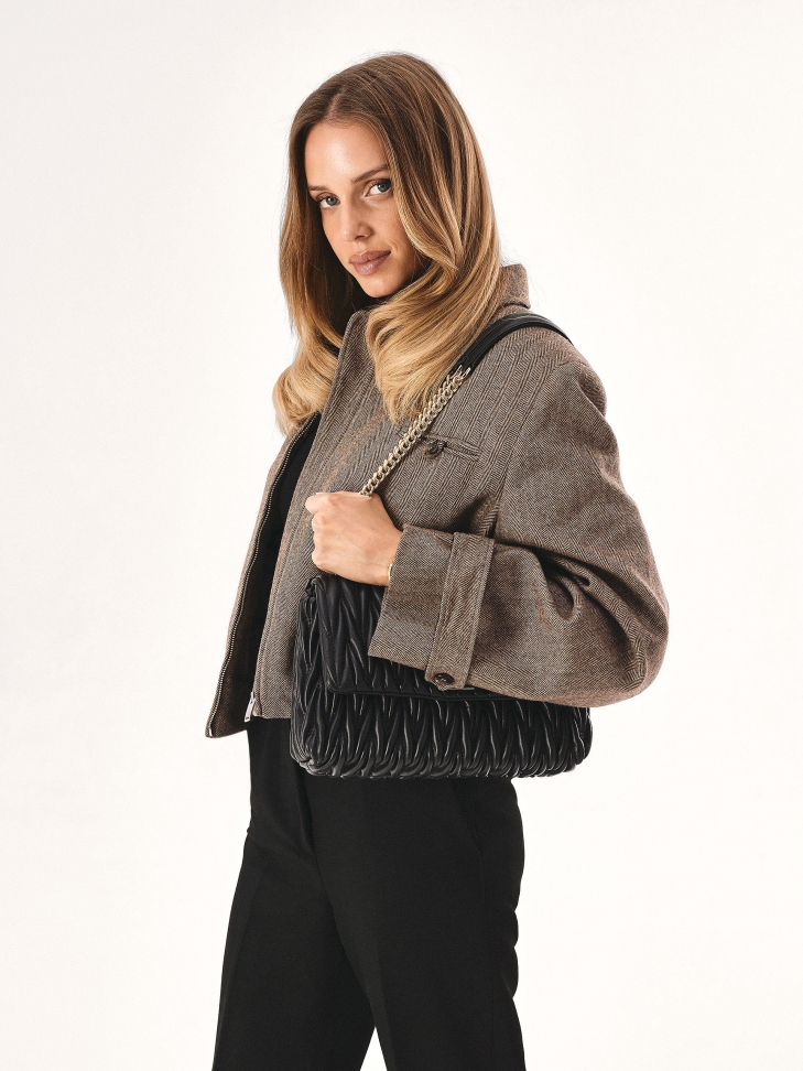 Pikowana czarna torebka na łańcuszku