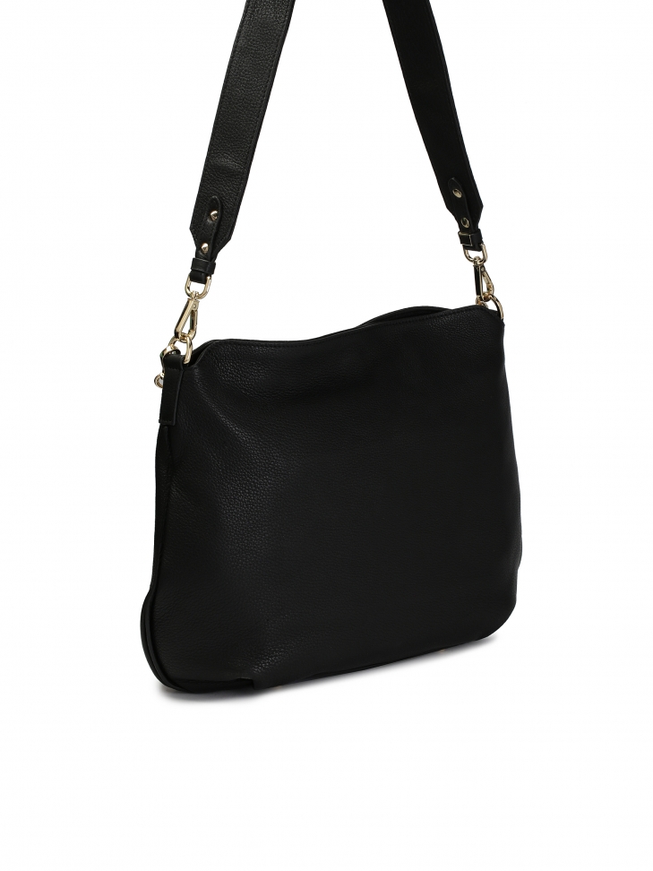 Czarna skórzana torebka w miejskim stylu z metalowym łańcuszkiem