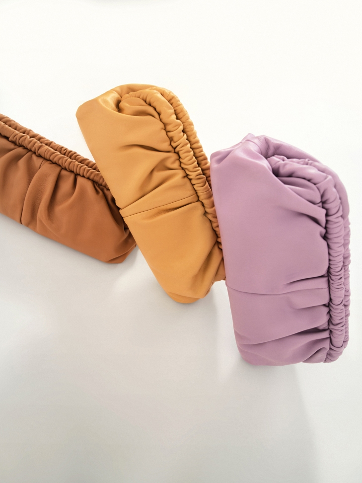 Efektowna skórzana torebka z metalową ramą