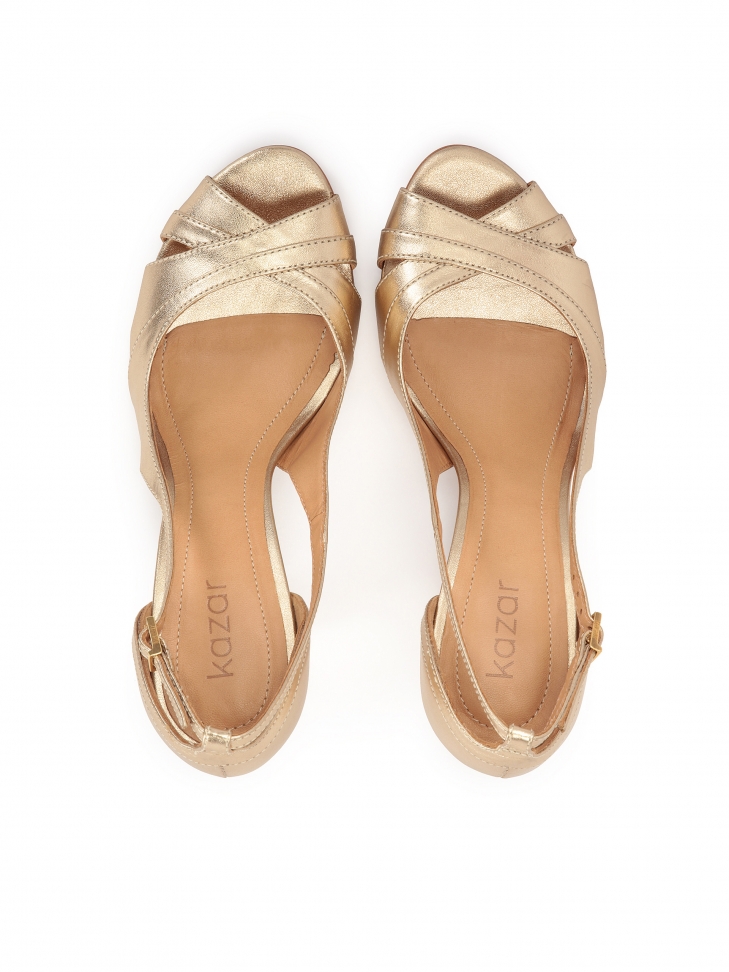 Złote czółenka z otwartym noskiem