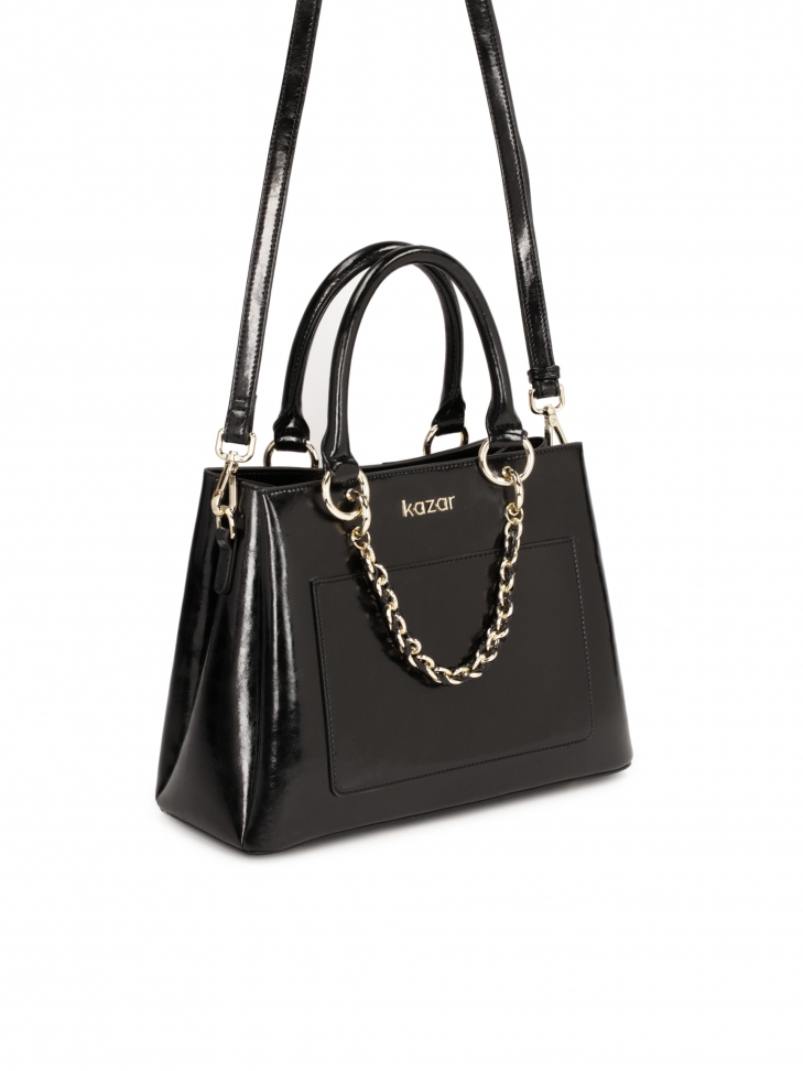 Czarna torebka z rączkami zdobiona łańcuchem