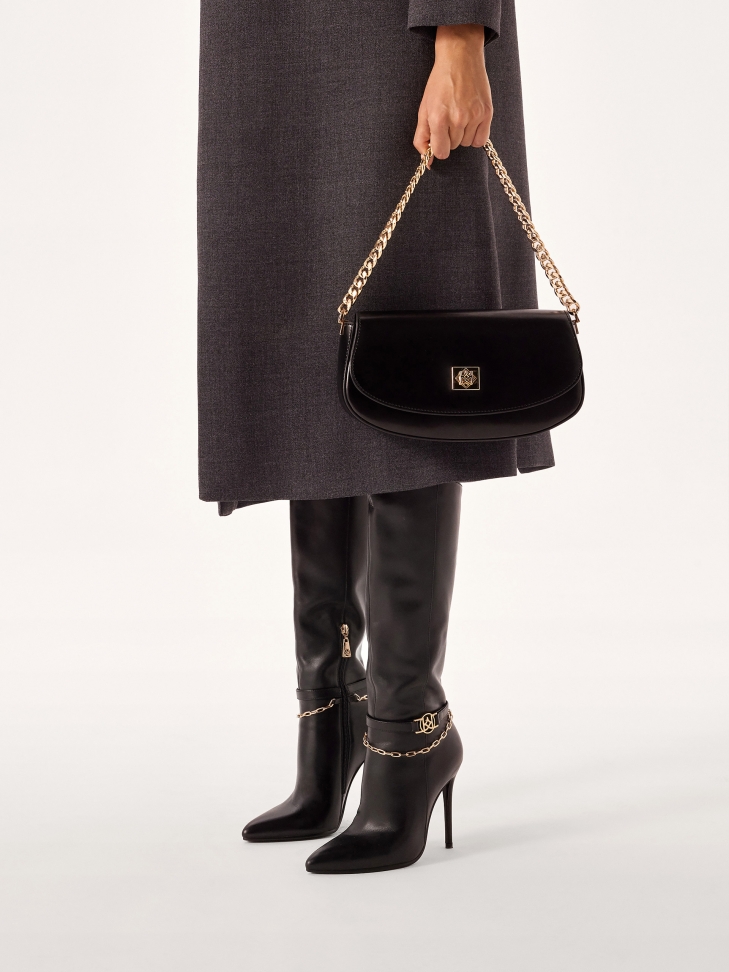 Czarna zaoąglona torebka z łańcuchem na ramię