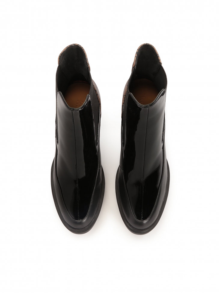 Wsuwane botki na klockowym obcasie z wstawką w monogramy KAZAR