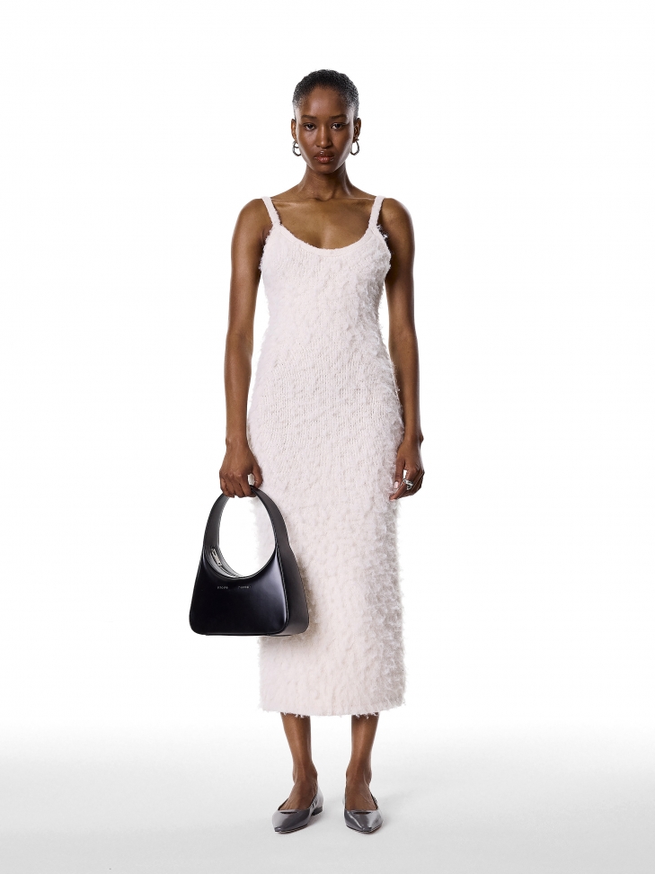 Zgrabna czarna torebka o gładkim licu