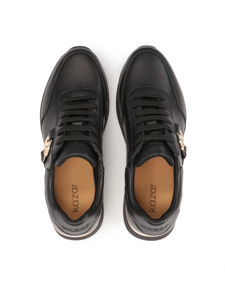 Czarne skórzane sneakersy zdobione otymi elementami