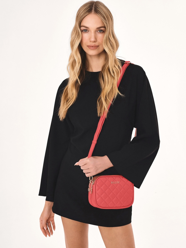 Mała torebka na pasku z trzema komorami