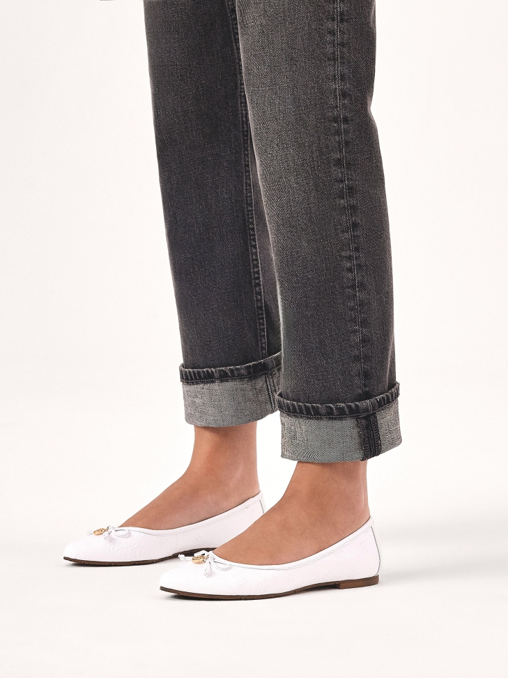 Białe baleriny z kokardką na nosku