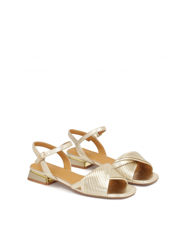 Złote sandały na płaskim obcasie