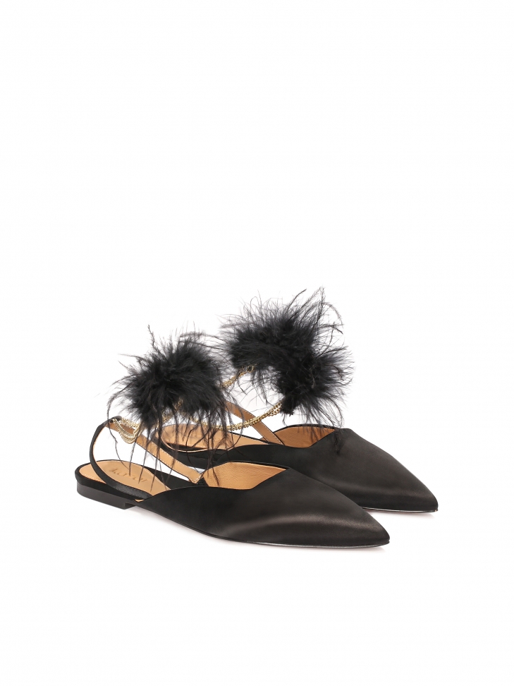 Czarne płaskie czółenka z łańcuszkiem i piórami