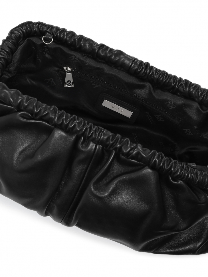 Skórzana czarna torebka z efektem soft volume