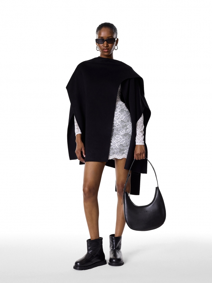 Czarna skórzana torebka na ramię z regulowanym uchwytem