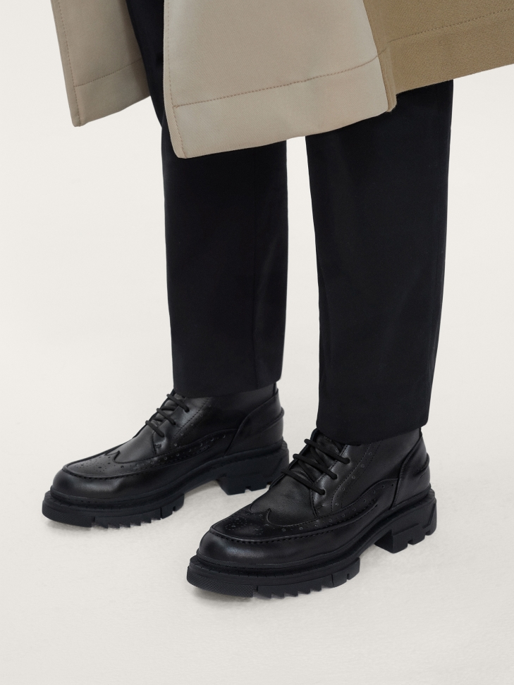 Wiązane trzewiki męskie z modnym zdobieniem