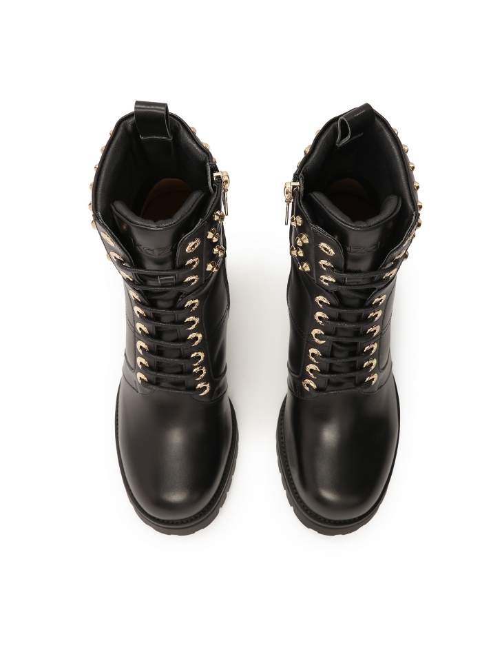 Botki z cholewką zdobioną oągłymi nitami