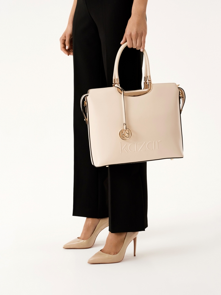 Lakierowane czółenka w stylu minimal