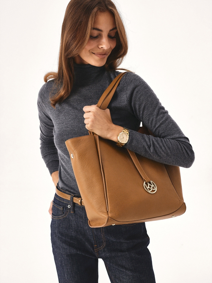 Jasnobrązowa torebka na ramię w kształcie trapezu