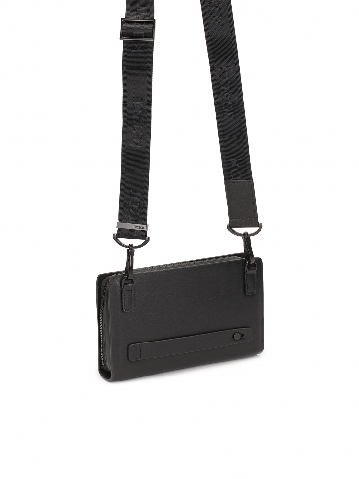 Czarna męska saszetka skórzana z paskiem