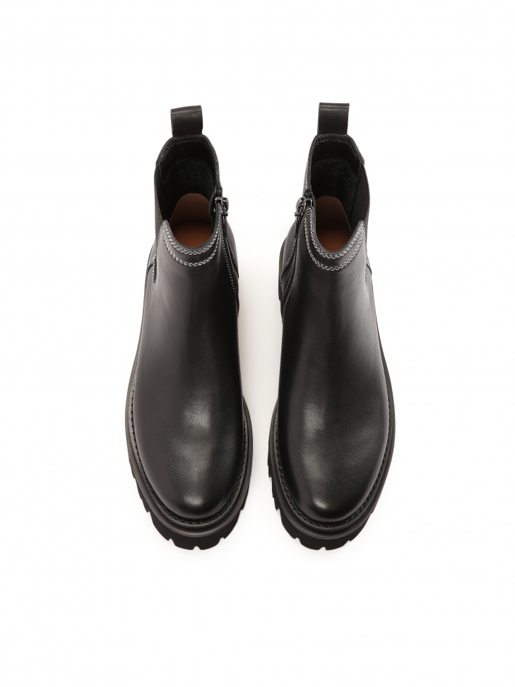 Czarne botki z białymi szwami