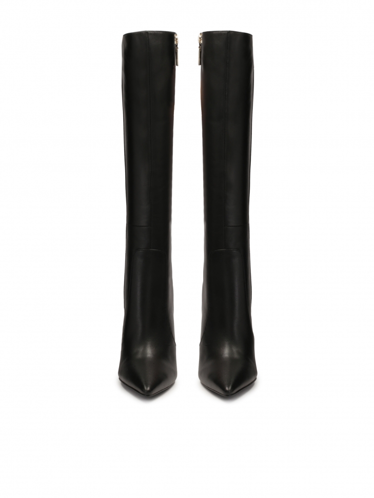 Czarne skórzane kozaki na wysokim obcasie