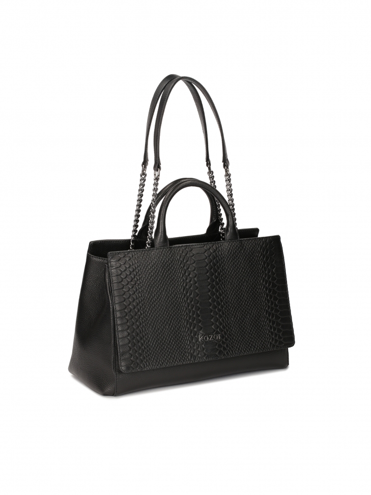 Czarna torebka o nietuzinkowym kształcie