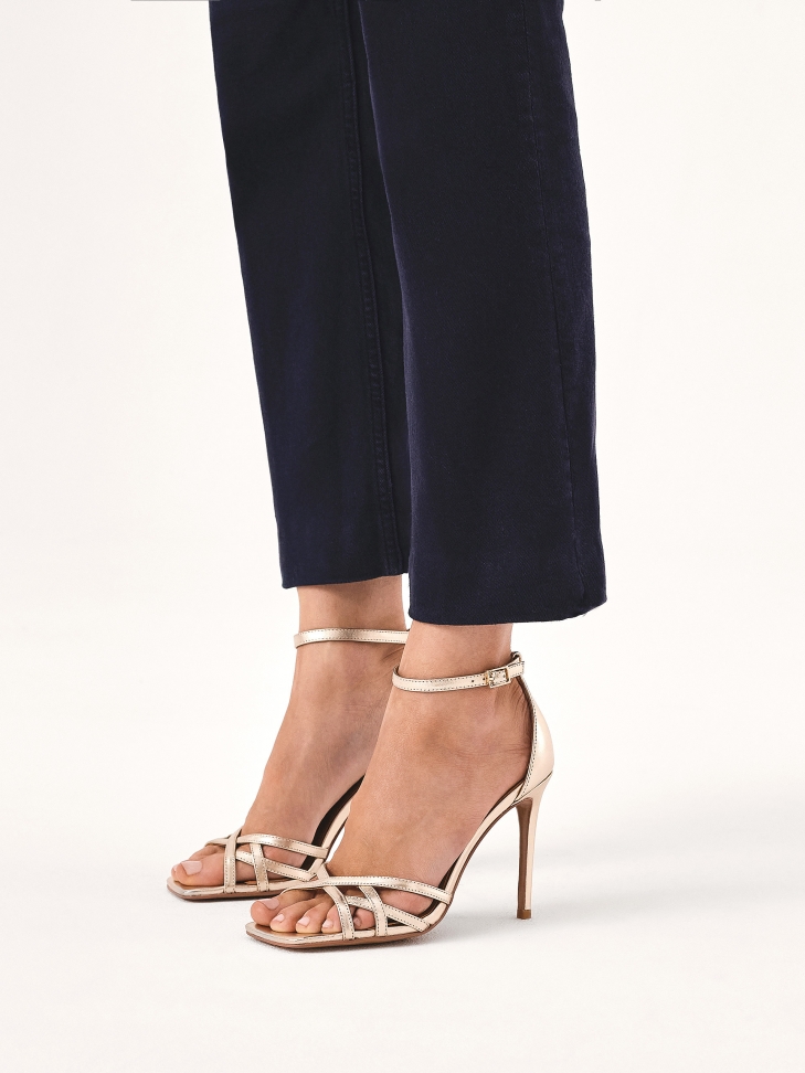 Złote czółenka z paseczkami i kwadratowym noskiem