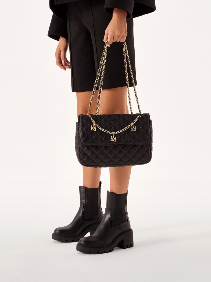 Pikowana torebka zdobiona łańcuchem z zawieszkami