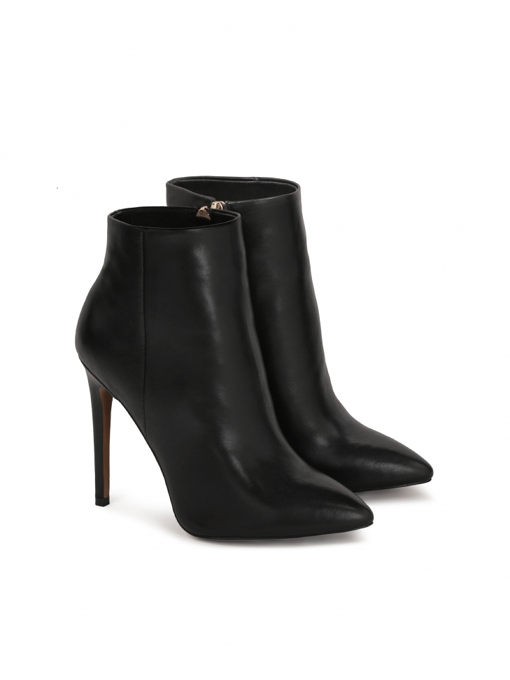Minimalistyczne czarne botki na smukłym obcasie