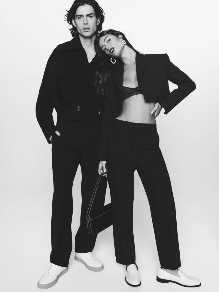 Białe loafersy z czarną podeszwą