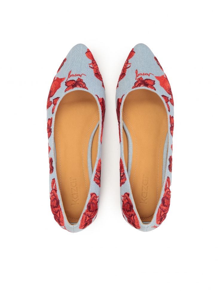 Płaskie czółenka z tkaniny denim w kwiecisty wzór