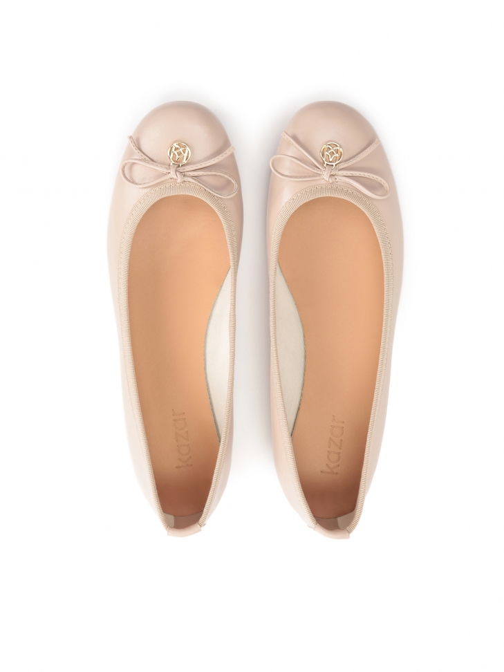Skórzane baleriny nude z kokardką i metalową zawieszką