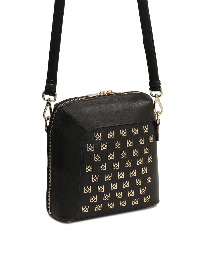 Uniwersalna czarna torebka z metalowymi monogramami