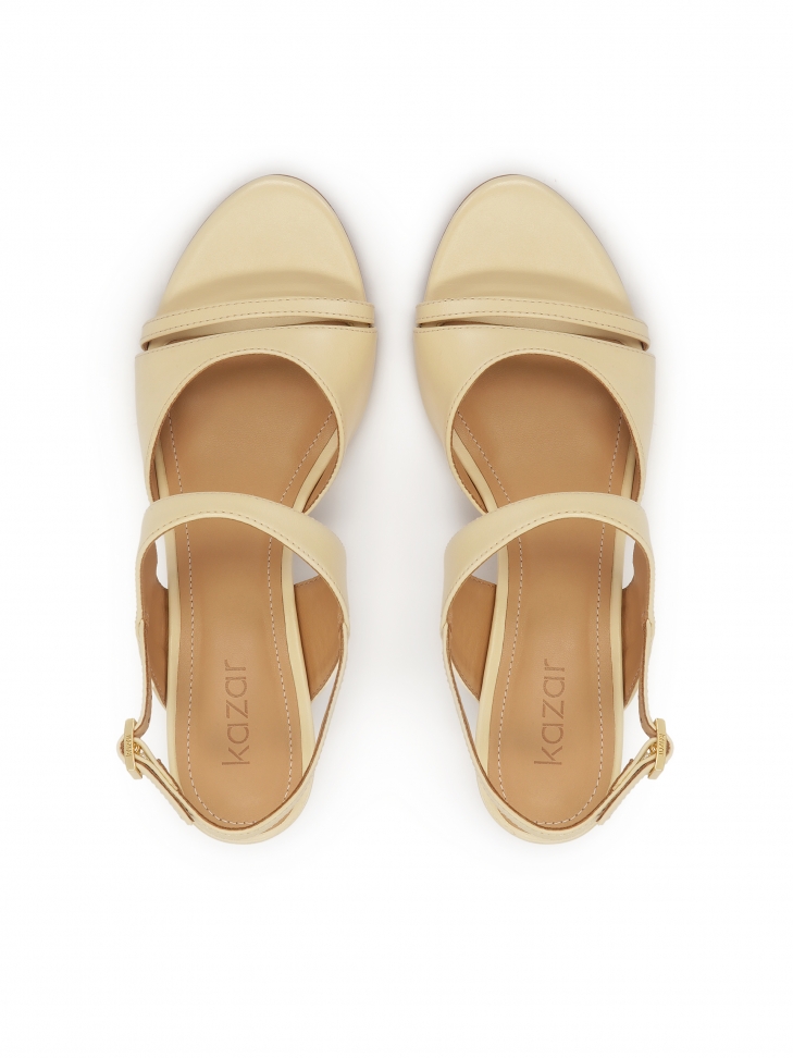 Beżowe sandał na słupku