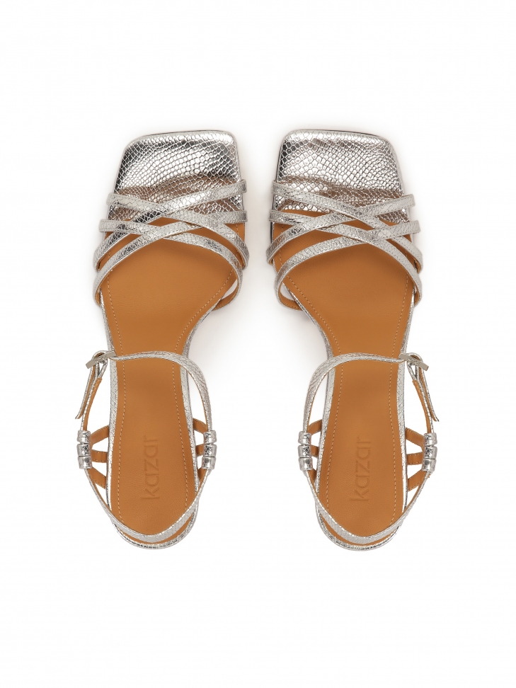 Srebrne sandały na szpilce z tłoczonej skóry