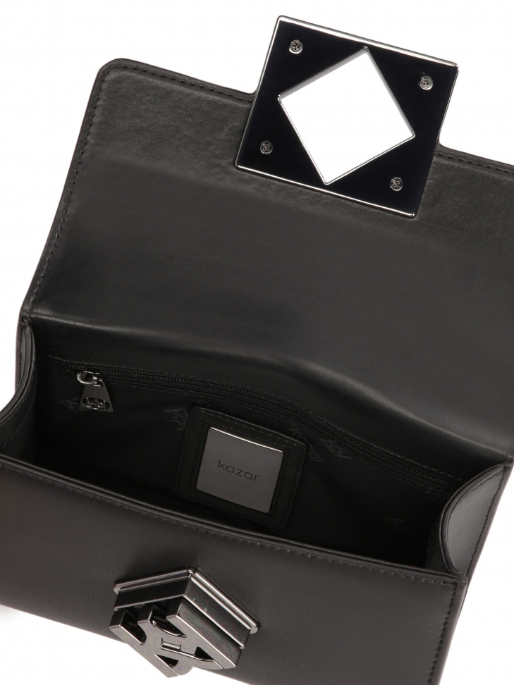 Mała sztywna torebka z dużym zapięciem