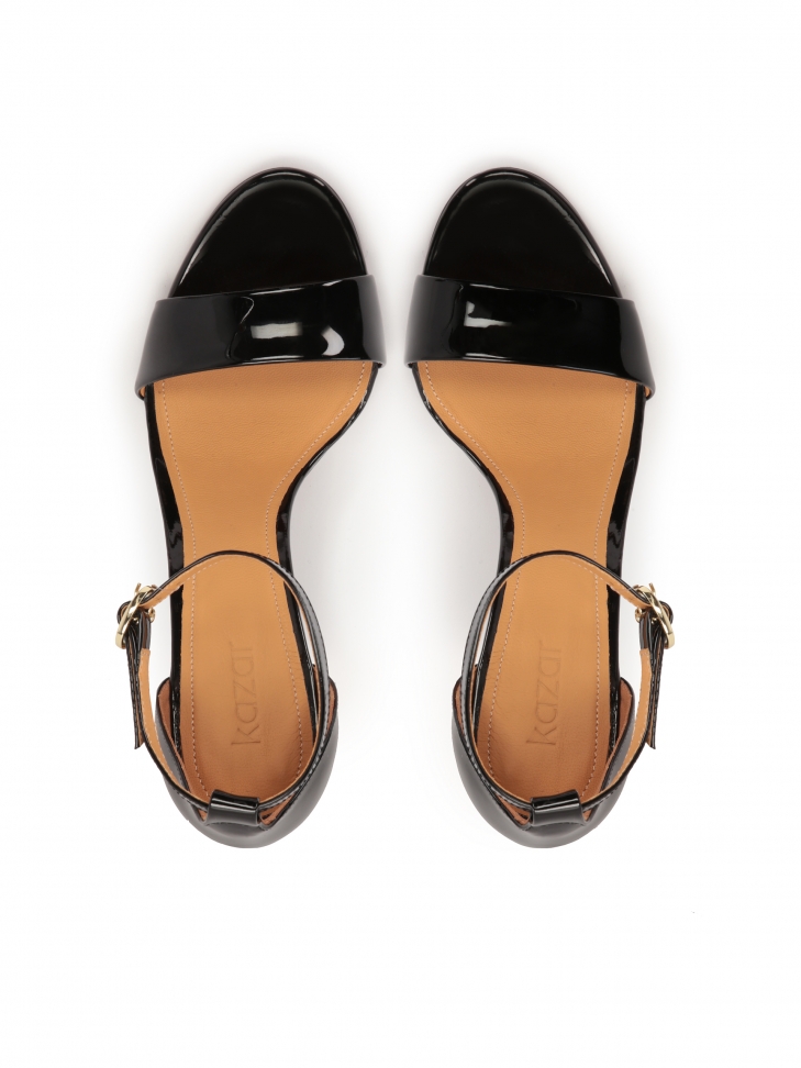Czarne lakierowane sandały na smukłym obcasie