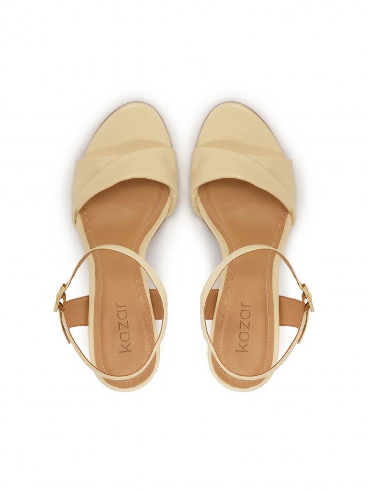 Sandały na obcasie w emowym kolorze