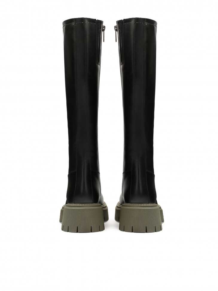 Czarne skórzane kozaki z zieloną podeszwą track