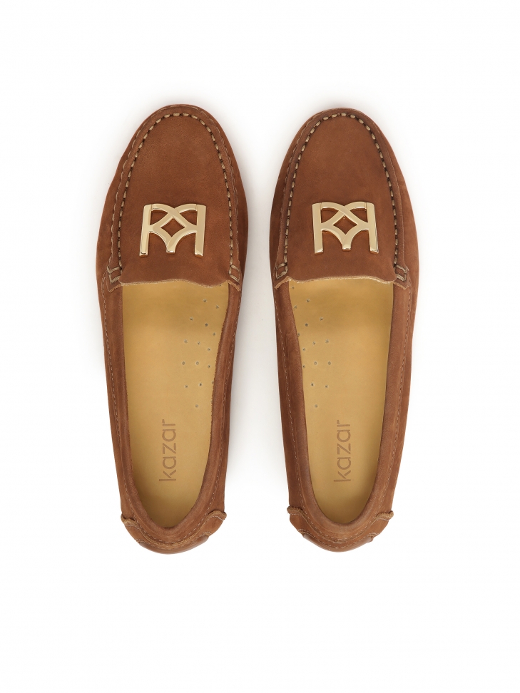 Brązowe mokasyny z dużym metalowym monogramem KAZAR