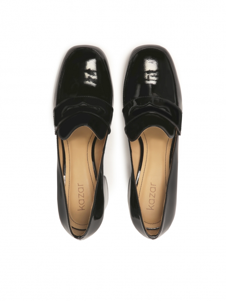 Lakierowane czółenka na słupku