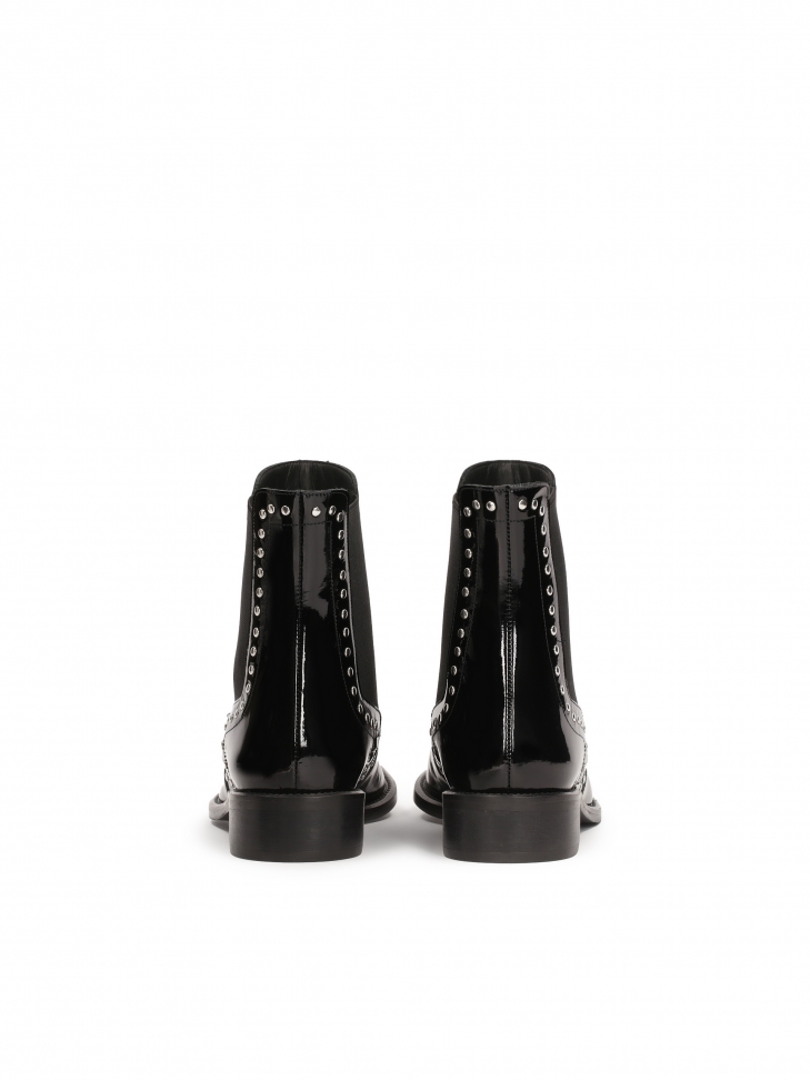 Lakierowane sztyblety zdobione srebrnymi nitami