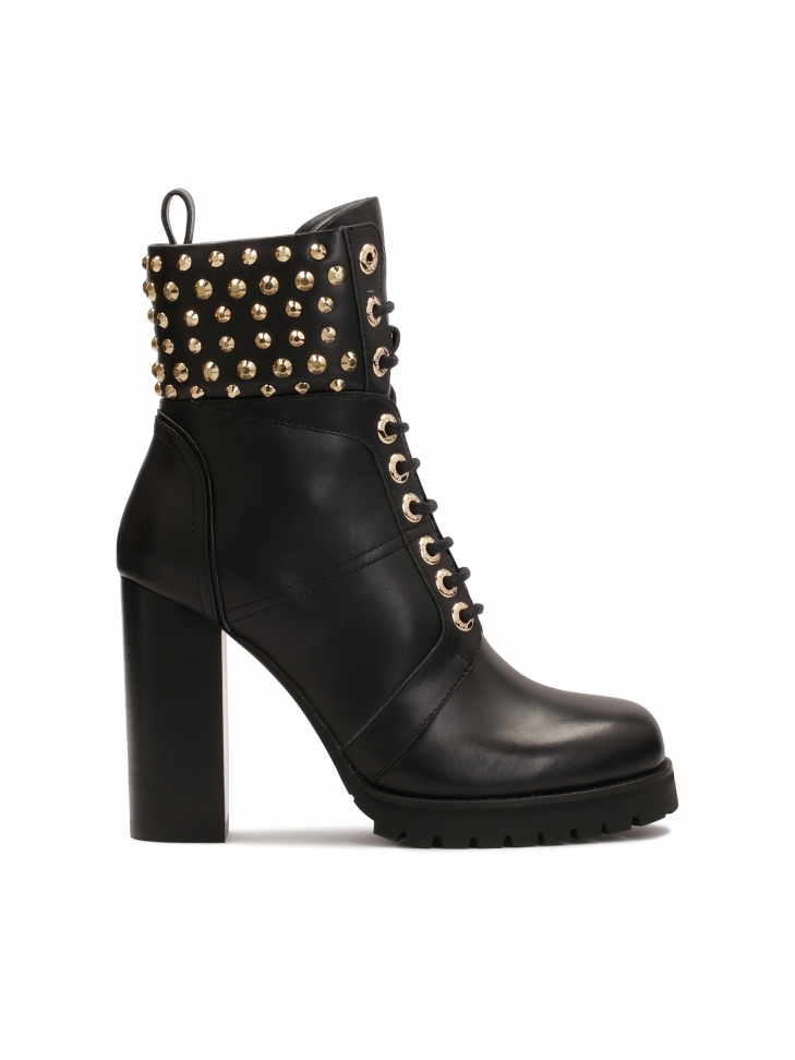 Botki z cholewką zdobioną oągłymi nitami