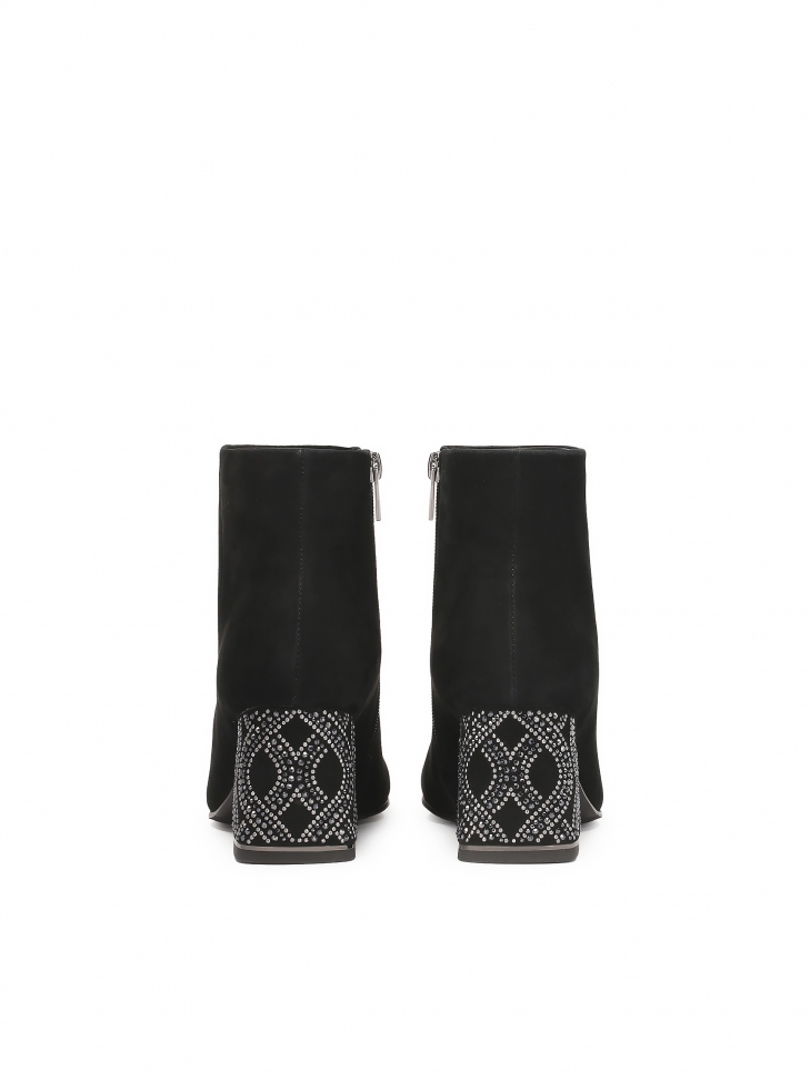 Zamszowe czarne botki na zdobionym obcasie