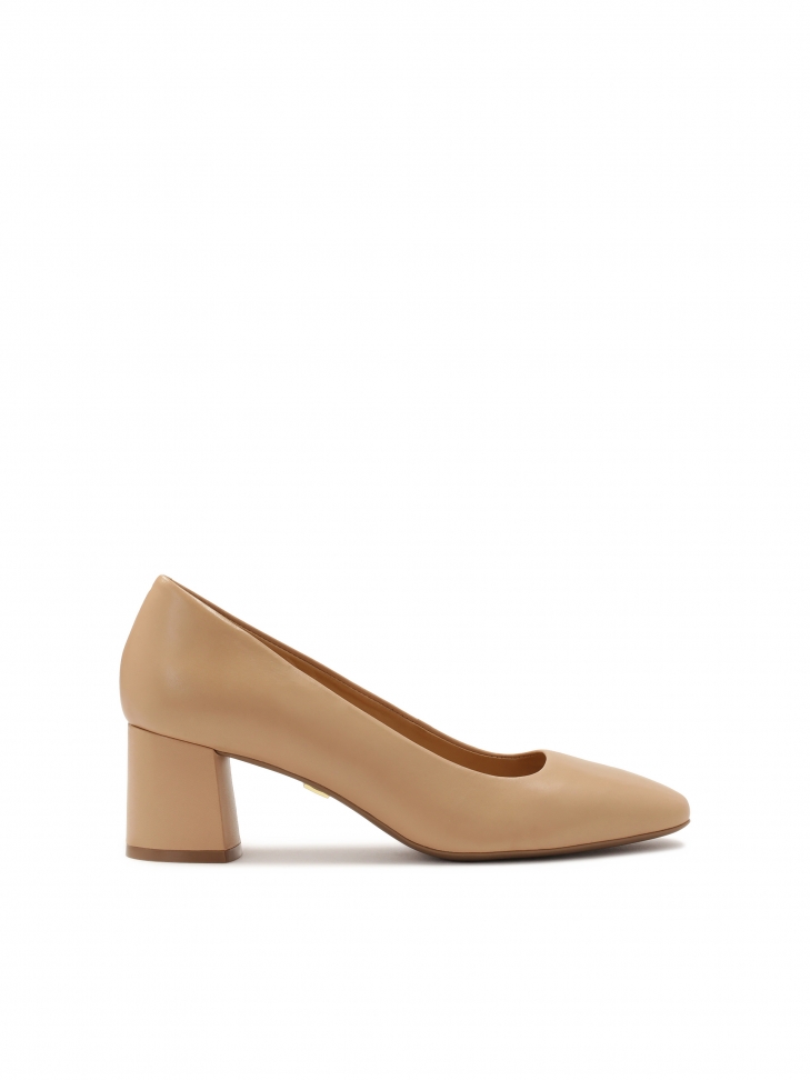 Beżowe czółenka na słupku