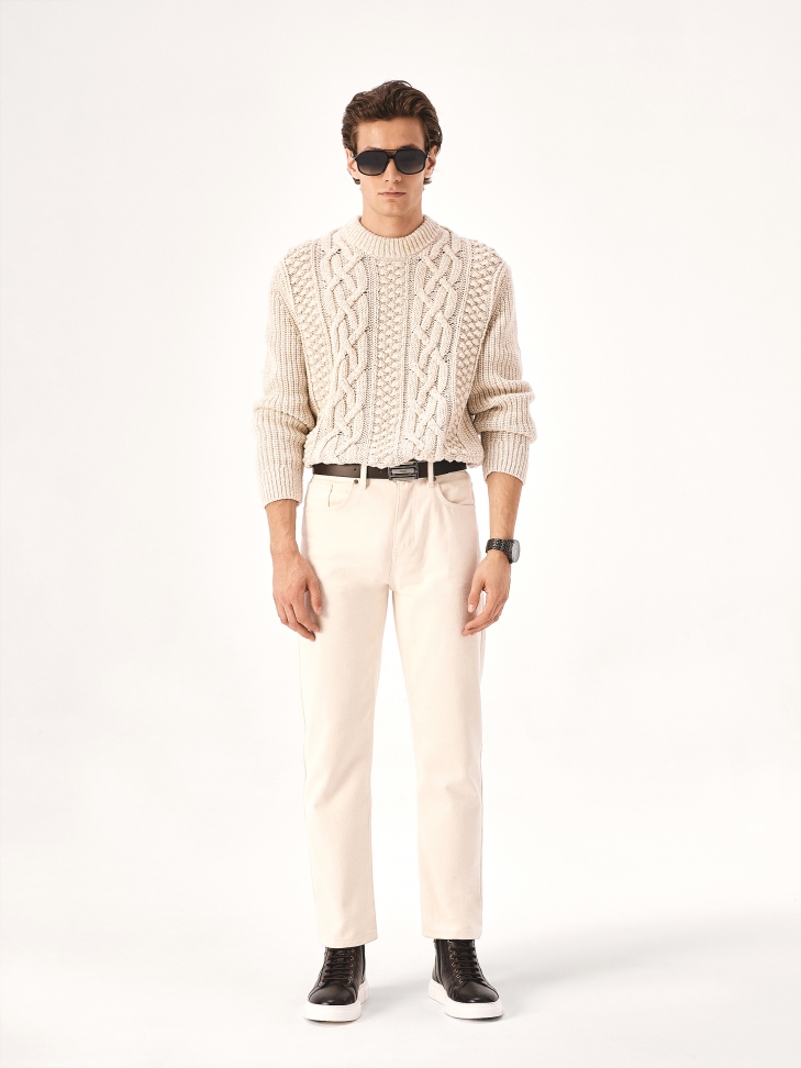 Sznurowane brązowe sneakersy z kontrastującą podeszwą