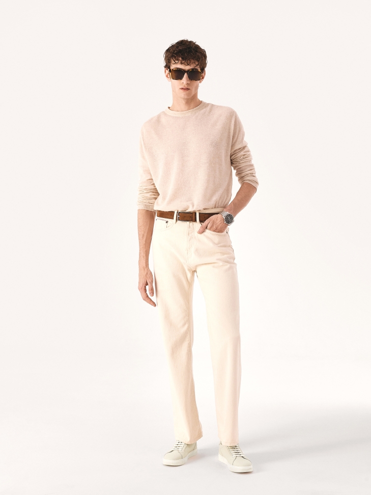 Jasnoszare sneakersy z groszkowej skóry